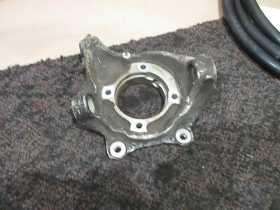 Porta nudillos/cubos de dirección delantera derecha Ferrari 456 GT P/N 153208 Foto 1 de 4