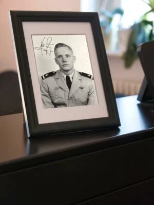 Repro-Autogramm - Neil Armstrong in Uniform - Gerahmt - Bild 1 von 2
