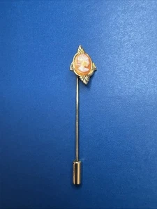Sciarpa cappello bavero spilla bastone vittoriano cammeo vintage resina tono oro faccia destra - Foto 1 di 12