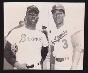 Hank Aaron & Willie Davis UNSIGNED 9-1/4 x 7-5/8 STAFF PRESS PHOTO #30 - Picture 1 of 1