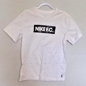 Nike F.C. Fußball Graphic Spellout Herren T-Shirt weiß schwarz Größe M knackig - Bild 1 von 9