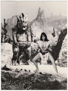 Original vintage 1976 Caroline Munro, At the Earth's Core - Picture 1 of 2