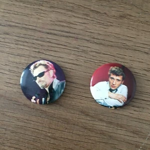 JOHNNY HALLYDAY - RESTER VIVANT - RARE 2 BADGES !VINTAGE !!!!!! - Imagen 1 de 1