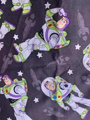 Manta pequeña ponderada con Buzz Lightyear, 4 libras, Toy Story, autismo lavable Foto 1 de 2