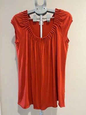 ¡COLECCIÓN ARMANI! Blusa de manga corta plisada con cuello Foto 1 de 4