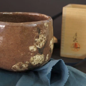 Akaraku- handgetöpferte japansiche Teeschale (Chawan) Kyoto Keramik 6067 - Picture 1 of 12