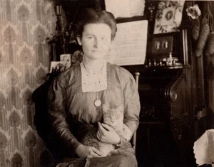 Cartolina antica RPPC donna che tiene gatto pianoforte c1910 Ki9 - Foto 1 di 3