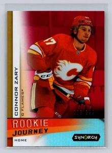 2023-24 UD Synergy #RJ-13 Connor Zary -Rookie Journey Home Red 035/599-Flames - Imagen 1 de 2