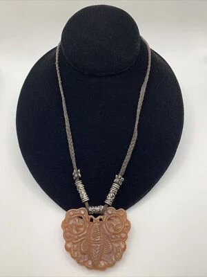 Colar pingente de pano marca da sorte - Imagem 1 de 4