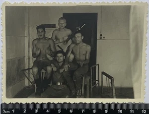 Zärtliche gutaussehende junge Männer attraktive Jungs mit Gitarre Gay Int #4934 - Bild 1 von 3