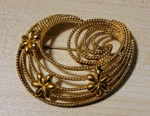 Broche Joyería Vintage Firmado MONET Remolino Floral Tono Dorado - Imagen 1 de 8