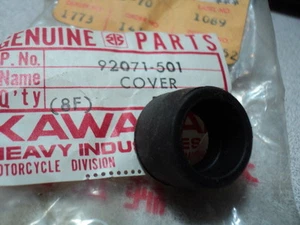 1986-90 KAWASAKI JS440 JS550 JS 440 550 negro enchufe ojal nuevo de lote antiguo 92071-501 - Imagen 1 de 1