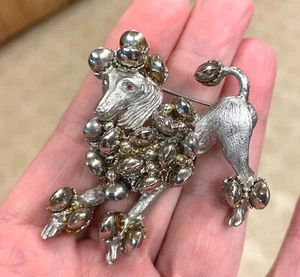 Vintage raro firmato HAR tono argento 3D cane barboncino francese con spilla occhi rossi - Foto 1 di 9