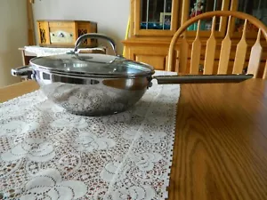 Wolfgang Puck Cafe Collection Padella Inox 10" con Coperchio in Vetro e Manico Aiuto - Foto 1 di 8