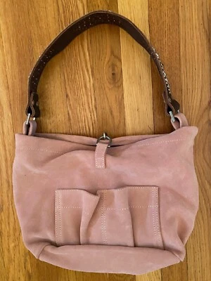 НОВЫЙ (НЕДОСТАТКИ TYLIE MALIBU - Hobo Дамская сумка - розовый/розовый замши кристалл с заклепками плеча - Изображение 1 из 4