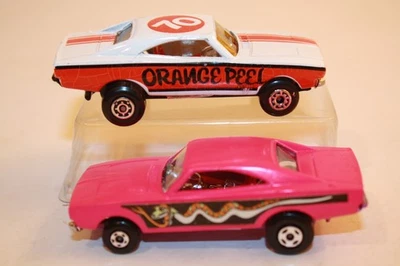 Dos coches Dodge Charger Dragster vintage de los años 70 cáscara naranja/serpiente rosa Foto 1 de 4