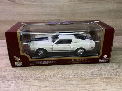 Road Legends 1:18 Die-Cast 1968 Shelby GT-500KR - blanco con rayas azules Foto 1 de 4