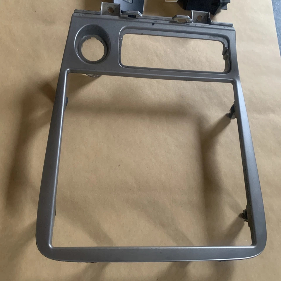 MAZDA MIATA 1999-2005 RADIO BISEL BORDE ENVOLVENTE PLATEADO 99-05 con inserto AB Foto 1 de 4