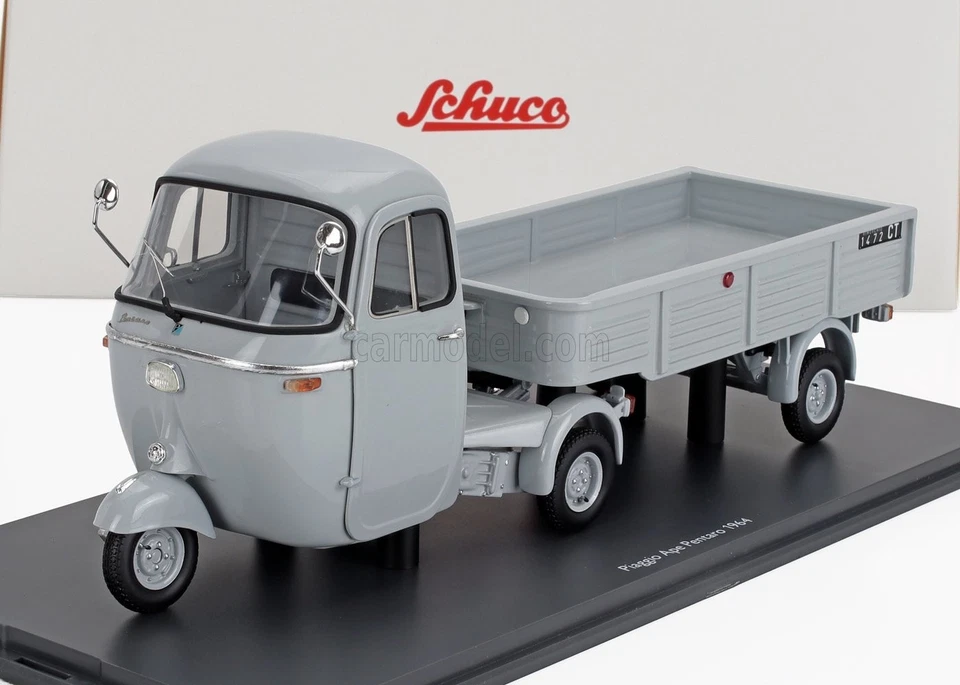 1/18 SCHUCO - PIAGGIO - APE PENTARO MOTRICE + RIMORCHIO - TRAILER 1964 450056900 - Immagine 1 di 1