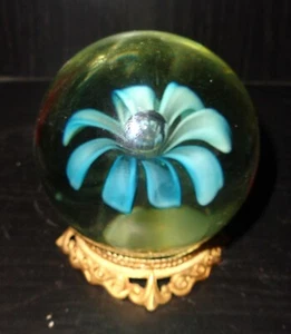VINTAGE BRASS ART GLASS PAPERWEIGHT FIGURINE BLUE FLOWER DESIGN NR - Picture 1 of 8