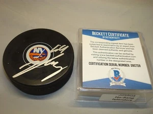 Disco de hockey Josh Ho-Sang firmado por los isleños de Nueva York autógrafo Beckett BAJO CERTIFICADO DE AUTENTICIDAD 1B - Imagen 1 de 3