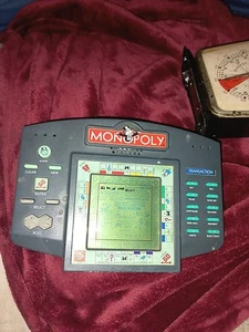 Juego portátil Monopoly 1997 vintage totalmente probado y funciona  - Imagen 1 de 2