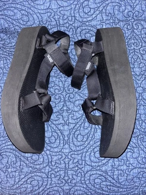 Sandalias deportivas Teva para mujer 10 formas planas universales de 1,75” plataforma negras pestaña con logotipo Foto 1 de 4