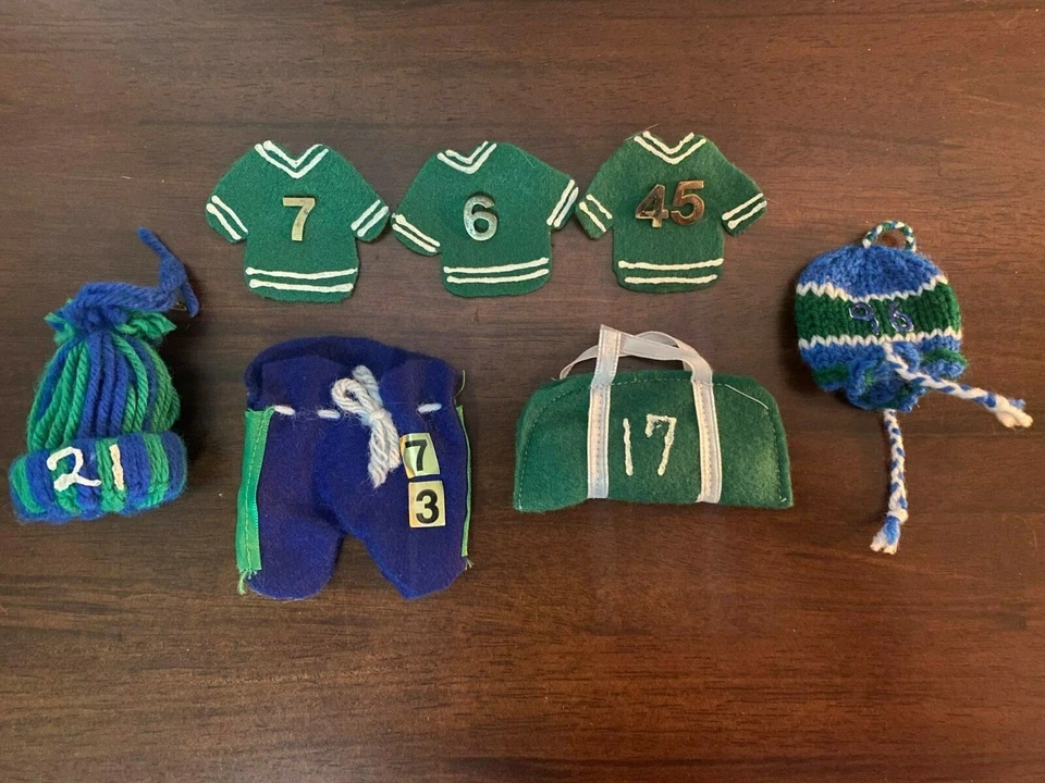 НОВЫЙ лот из 7 хоккейных спортивных булавок, включая номера футболок, брюки, сумка и шляпы - Изображение 1 из 2