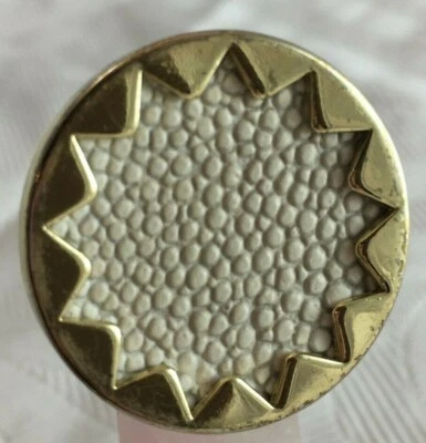 Anillo pequeño House of Harlow 1960 tono dorado y cuero blanco Sunburst talla 6 Foto 1 de 4