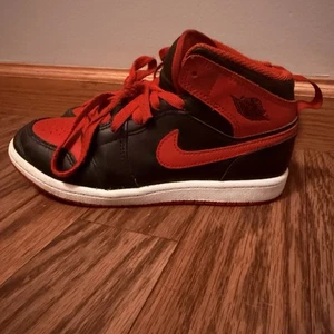 Nike Boys Air Jordan 1 Mid DQ8424-060 Red Basketball Shoes Sneakers Size 2Y - Picture 1 of 7