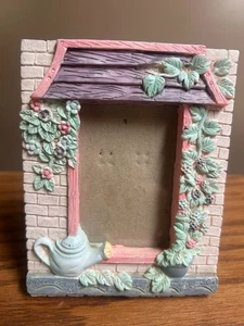 HÜTTE FENSTER GARTEN FOTORAHMEN 2,5 X 3,5" KUNSTHARZ BLUMEN REBEN GIESSKANNE - Bild 1 von 8