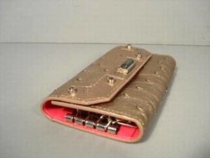 Auténtico Nuevo Estuche Llavero Judith Leiber Platino Avestruz Baguette - Imagen 1 de 1