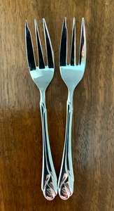 Mikasa SWEET PEA 18/8 Stainless Flatware (2) CAKE FORKS 18/8 - Gorgeous  4 Avl - Picture 1 of 5