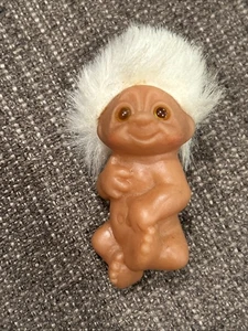 Vintage 1986 Norfin Dam Troll Puppe Norfin Baby Neugeborenes Säugling 3 Zoll weiße Haare - Bild 1 von 2