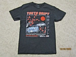 RED EIGHT TOKYO DRIFT CAR SHIRT, SCHWARZ, GRÖSSE MEDIUM, FIND BALANCE THROUGH SPEED - Bild 1 von 4
