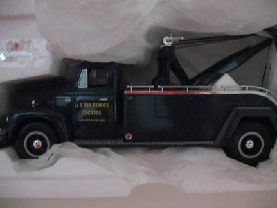 Camión de remolque First Gear #19-1431 - 1957 International R-200 Fuerza Aérea de los Estados Unidos Foto 1 de 4