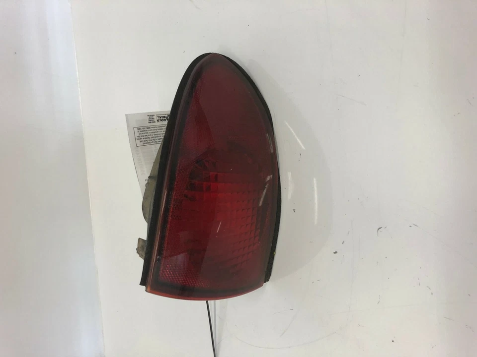 CHEVROLET CAVALIER 2000-2002 R Passenger Taillight quarter panel mounted - Image 1 of 2