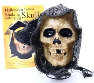 Calavera temblorosa iluminada vintage de Halloween con lámpara de capucha interior/exterior - Imagen 1 de 9