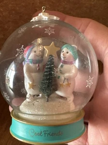 2002 Hallmark Andenken Cool Friends Schneekugel Ornament ohne Box - Bild 1 von 6