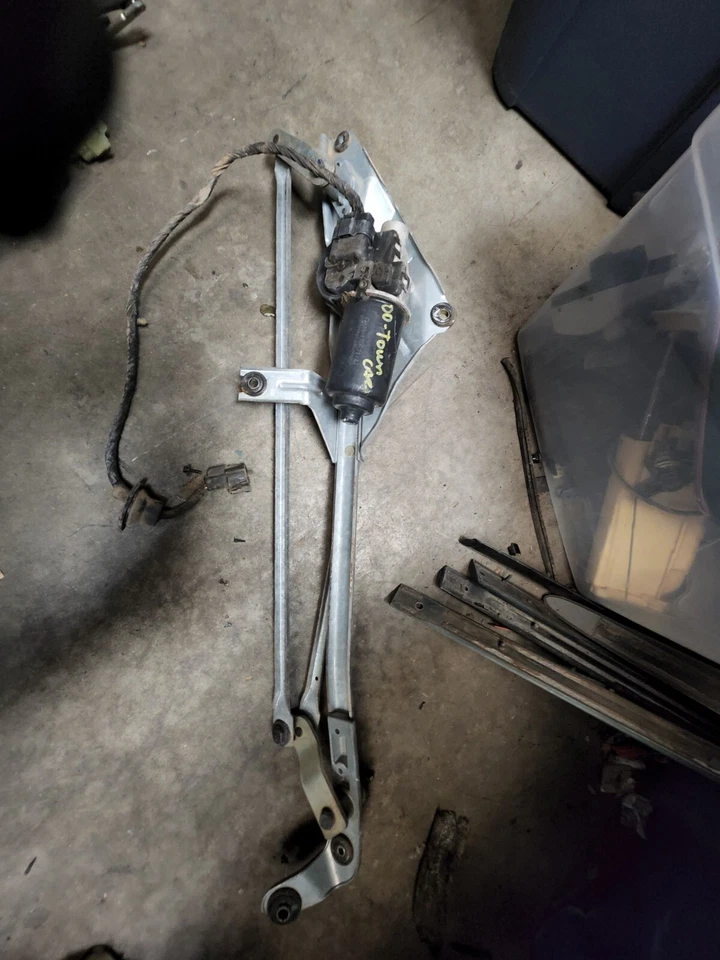 1998 1999 2000 2001 2002 LINCOLN TOWN CAR WINDSHIELD WIPER MOTOR ASSEMBLY - Image 1 of 1