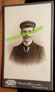 Schüler oder Student mit Bart Brille & Mütze / CDV Hugo Müller Freiberg i. S. - Bild 1 von 2