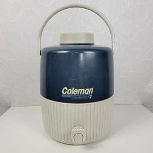 Vintage 1985 Coleman Stahlgürtel Wasserkrug Picknick Kühler 2 Gallonen blau weiß - Bild 1 von 17