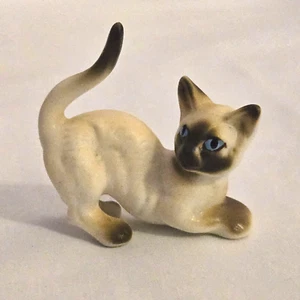 Estatuilla de cerámica gato siamés sin marca 15/8" largo ojos azules colores crema y marrón - Imagen 1 de 8
