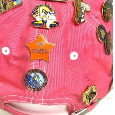 Gorra rosa Richmond VA con 39 prendedores de recuerdo y prendedor Paul McCartney World Tour Foto 1 de 4