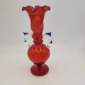 Mundgeblasene rote Glasvase Rüschen blaue gesponnene Griffe sehr zart 5 Zoll - Bild 1 von 5