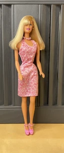 Vintage blonde Barbie, rosa Blumenkleid, bemalt auf Ballerinas - Bild 1 von 23