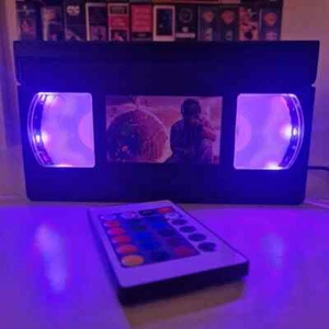 Juice Wrld LED VHS Novedad Cinta de Video Luz Lámpara Cumpleaños Navidad Idea de Regalo Retro - Imagen 1 de 5