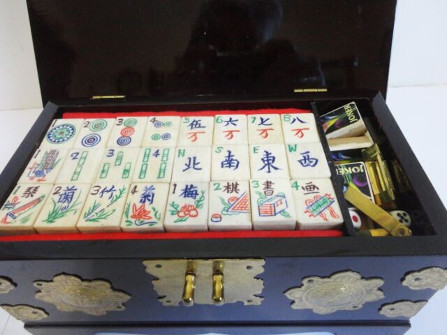 colorida chinês mahjong conjunto com azulejos, dados e contadores