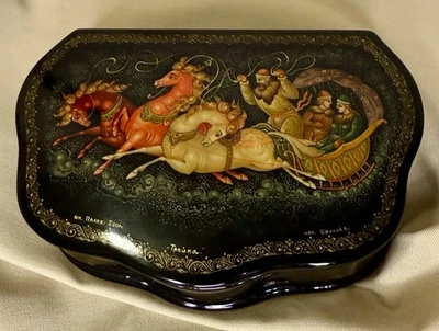 Caja de laca rusa estilo Palekh - Fantasy Winter Troika Ride de Frolov, 2001 Foto 1 de 4