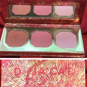 DOJA CAT... Flora... Rosa... Trio Blush in polvere... Vegan... NUOVO - Foto 1 di 7